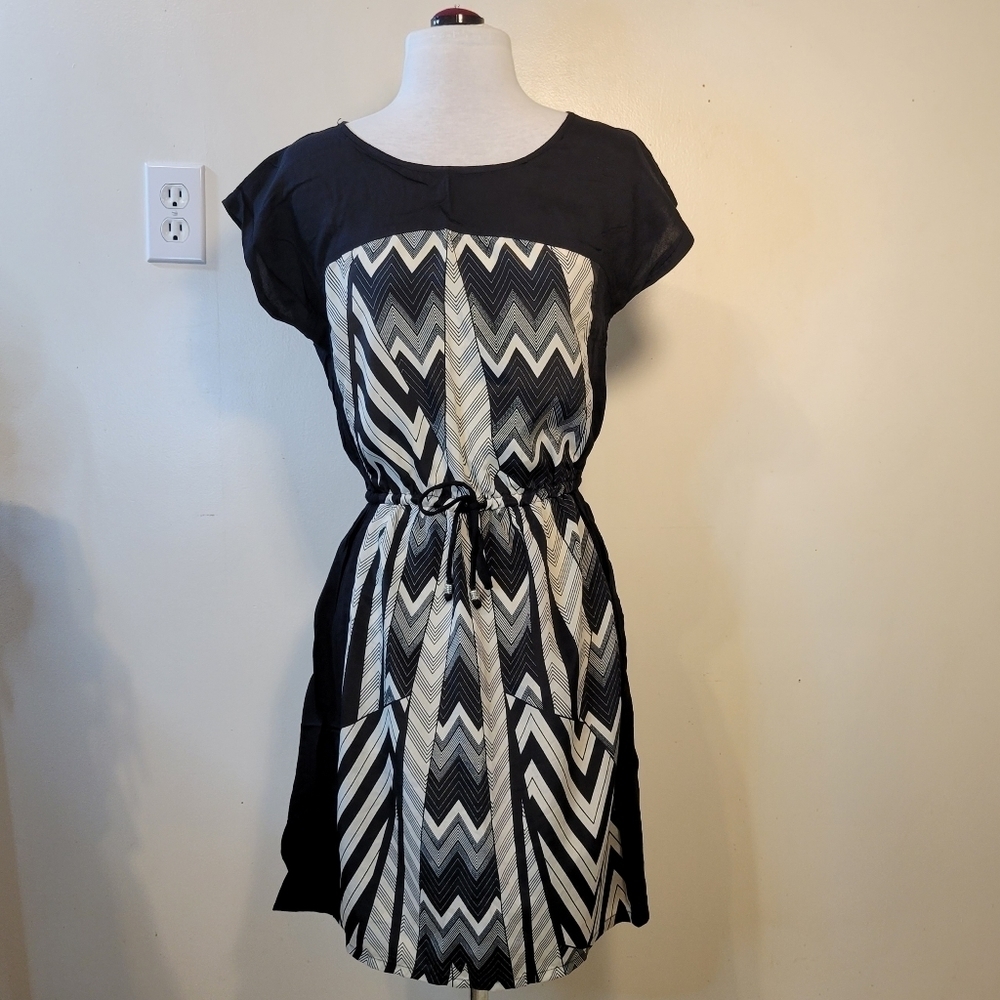Angie: Women's Medium Geometric Chevron Two-tone Sleeve-less Knee Length Dress
